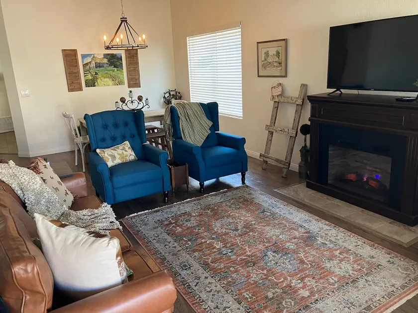 Kozy 3-bedroom 2 bath home with Pool & Spa access - Image 1