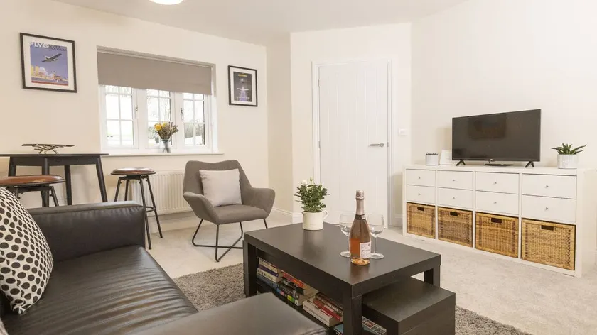 Modern 3 Bed in Brackley close to Silverstone - Image 1