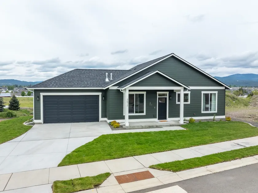 Golf Getaway, Hot Tub, EV Charger, New 2025 Build - Image 1