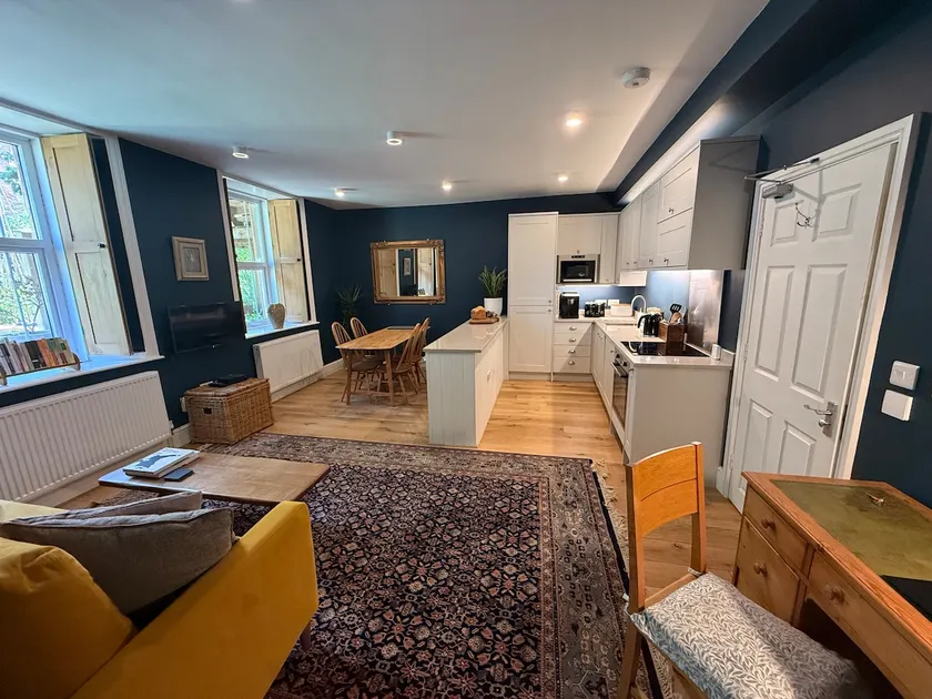 Smart Clifton Flat, Driveway Parking, EV Charging - Image 1