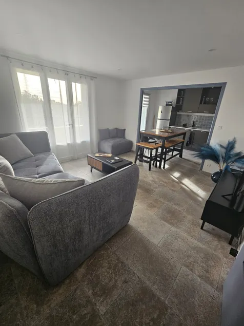 2-bedroom apartment private parking space - Image 1