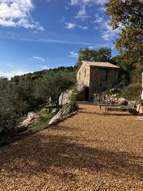 Remote cottage with valley views - Image 1