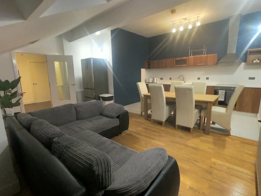 Stylish Belfast Loft, Large Living / Dining Area - Image 1