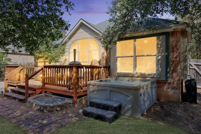 Artist Retreat at Cypress Creek - Hotub - Sleeps 9 - Image 1