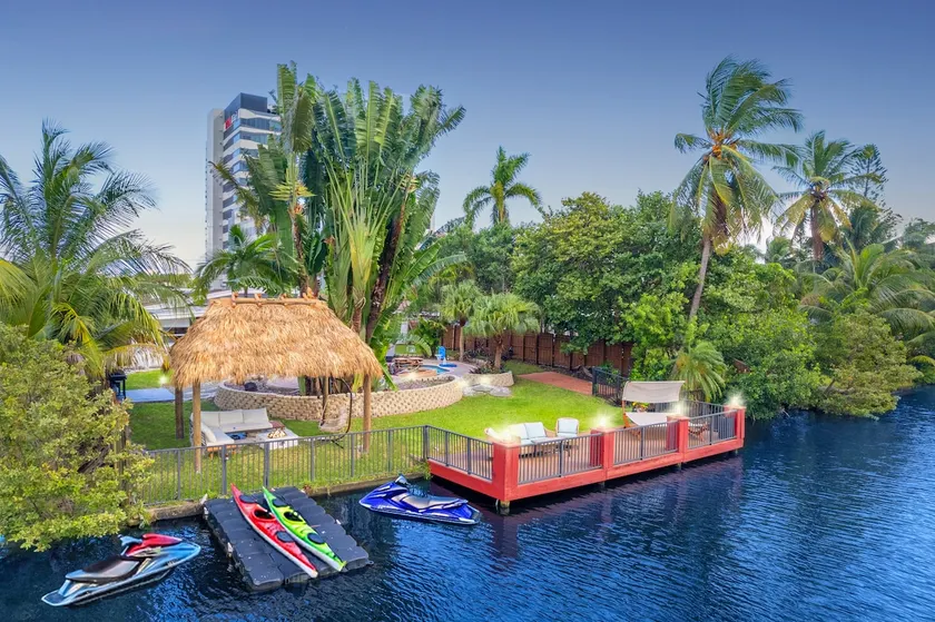 Waterfront Jungle House, Heated, Kayaks & Sunset - Image 1