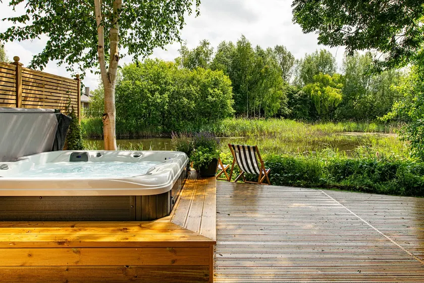 Beautiful Cotswold Lakefront Home with Hot Tub. - Image 1