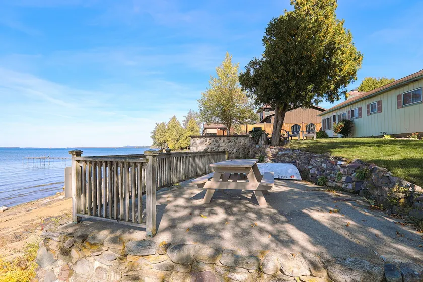 Charming 3BR lakefront house - Image 1