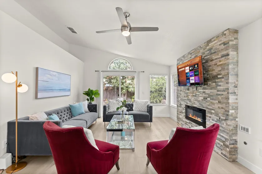 King Suite｜Comfy Bed｜Quiet Street｜Yard｜Garage - Image 1