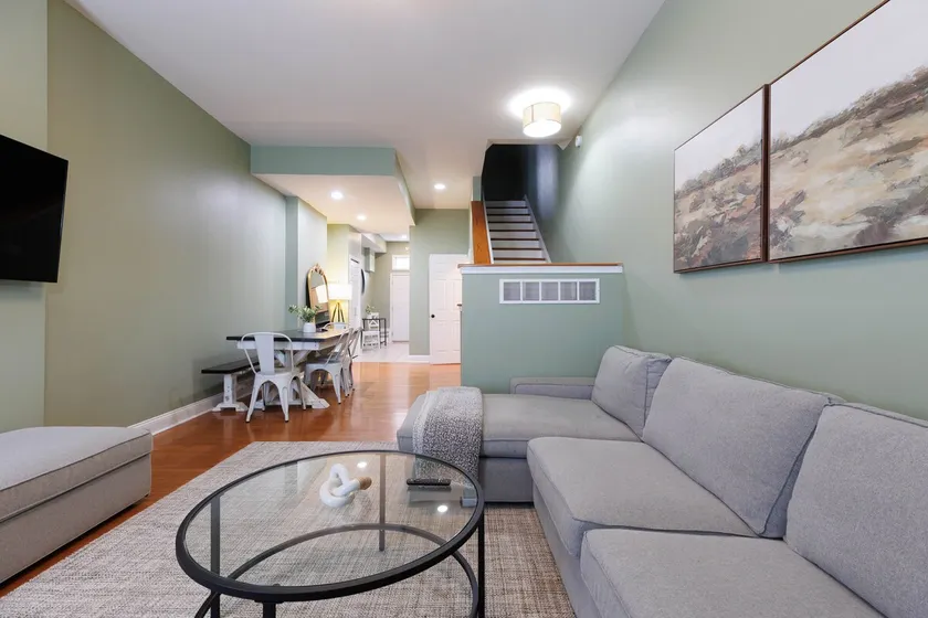 6 beds | 4 bedrooms | 3. 5 bathrooms | Townhouse - Image 1