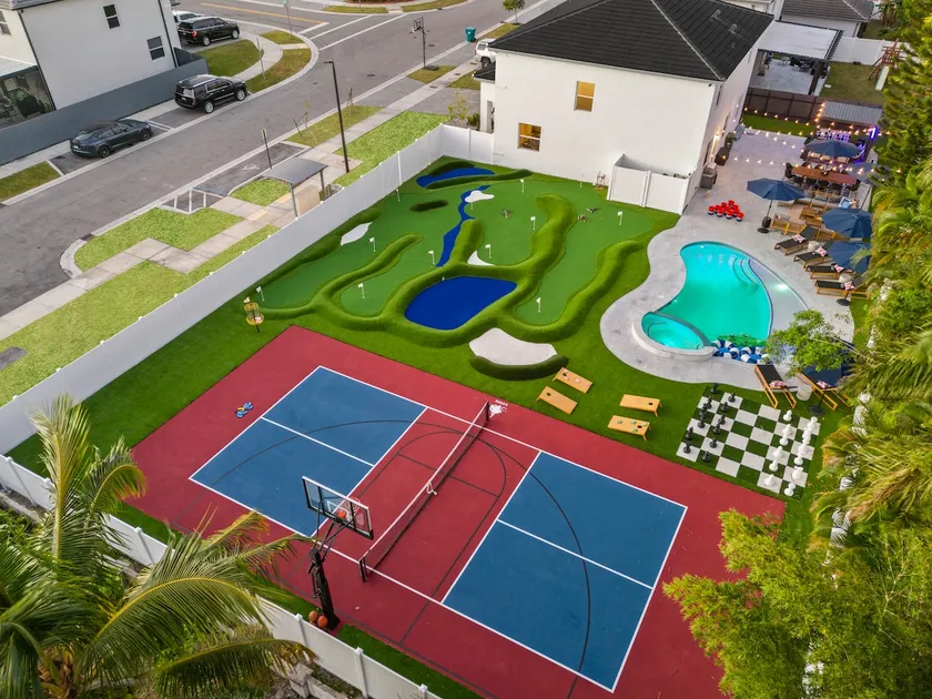 Saltwater Pool -12Hole Miniature Golf & Pickleball - Image 1
