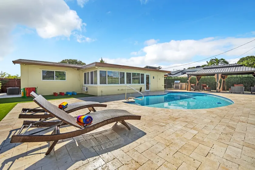 6 mins to the beach, games, Heated pool, BBQ, TV. - Image 1