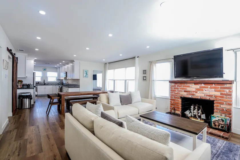 Sleeps 8 · 20 min to SoFi Stadium · AC, Backyard - Image 1