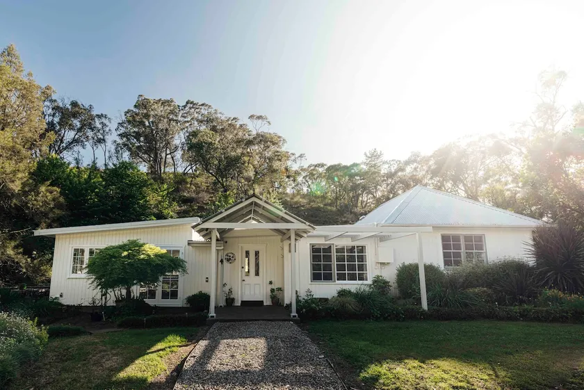 Luxury Wine Country Cottage— Walk to Cellar Door - Image 1