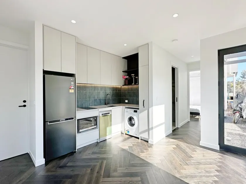 A modern single bedroom unit - Image 1