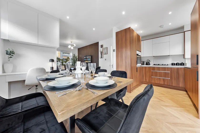 AC Family Home 4BR Sleeps 8 Garden Wifi & Parking - Image 1