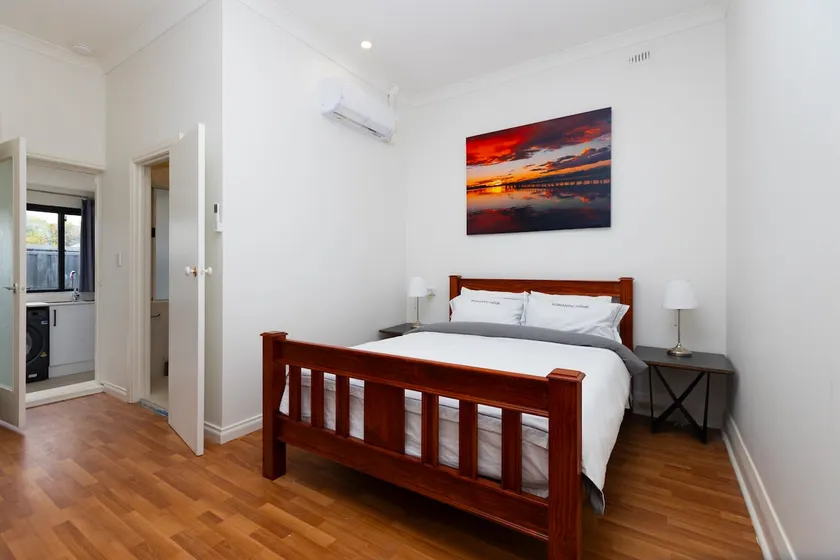 Glenelg North House, 3QBed, 2KSBed, 2Bth, 5TV - Image 1