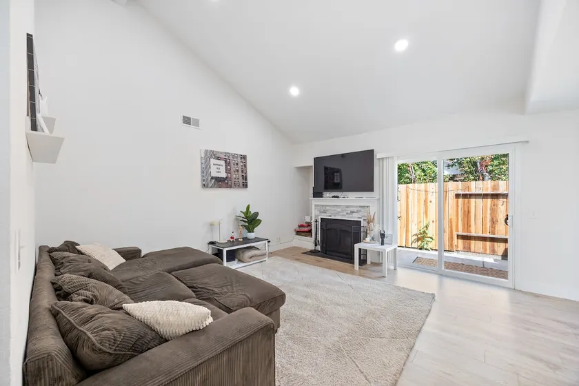 Modern Downtown Escape Sleeps 10 - Image 1