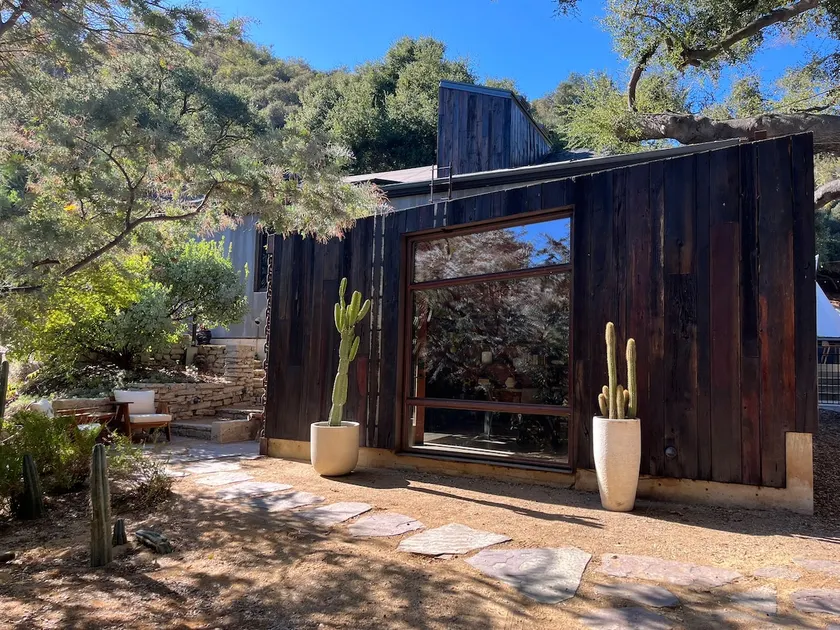 Peaceful retreat near beach, trails, and city life - Image 1