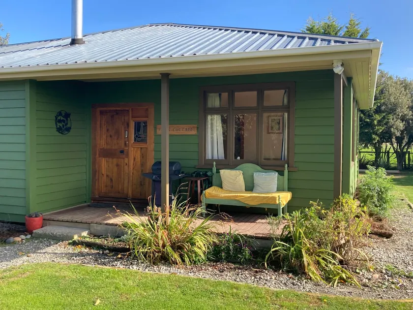 Flax Cottage, on the road to the Hump Ridge Track - Image 1