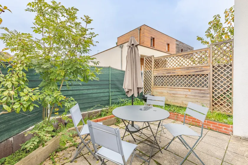 Elegant 2-bedroom with private terrace - Image 1
