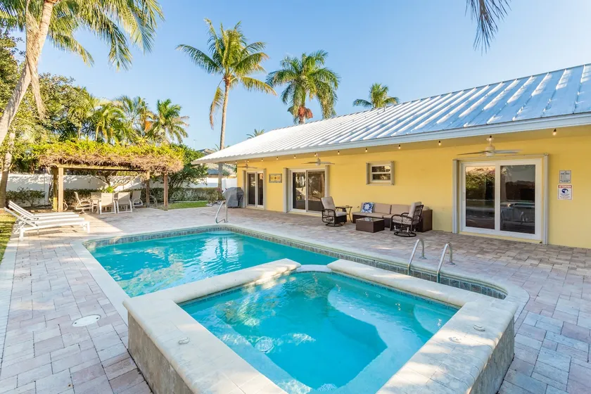Walk to beach pool and spa home - Image 1