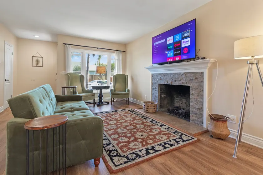 Coastal Charm - Cozy Spacious 2-Bdrm Bungalow - Image 1