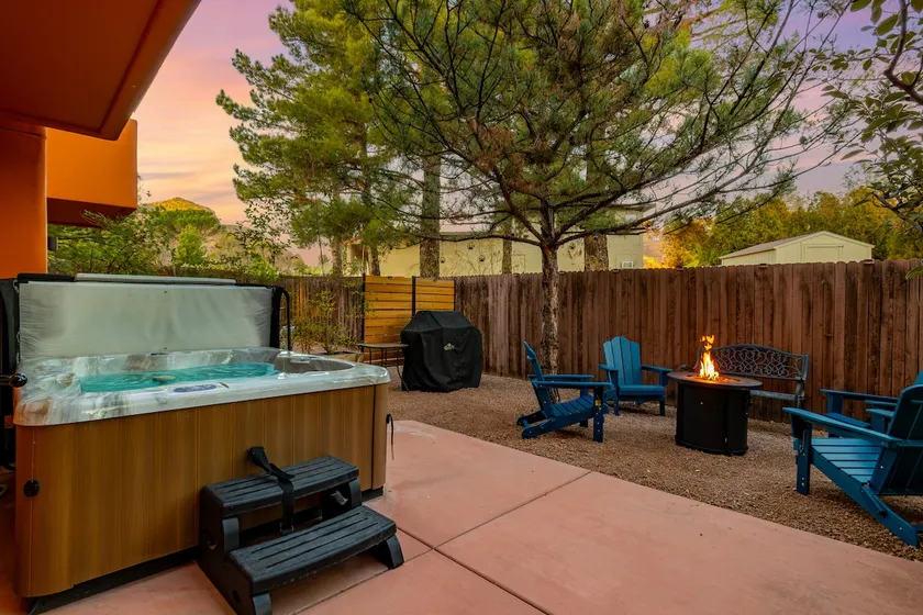 *Hot-Tub*Walkable Hikes & Shops*Wild & Wonderful* - Image 1
