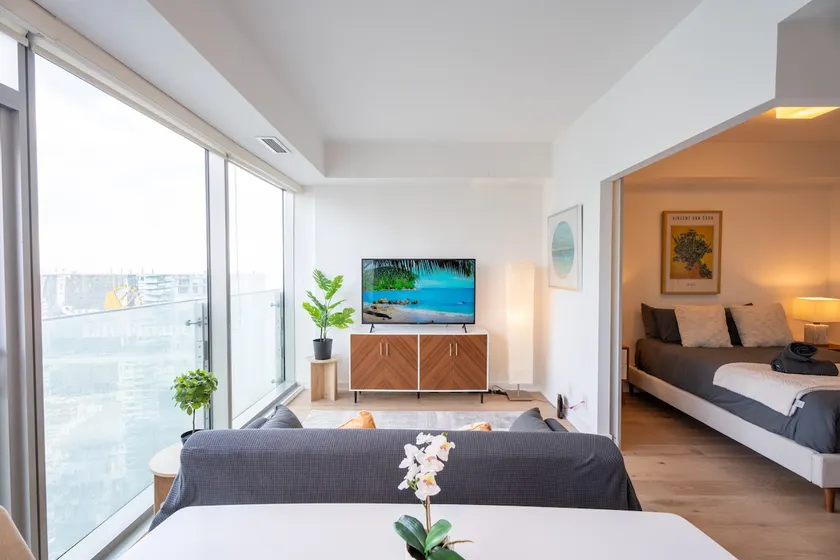 1BR Condo with City View Near CN Tower & Parking - Image 1