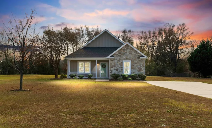 Charming Retreat with Screened Patio, 1 Acre Yard. - Image 1