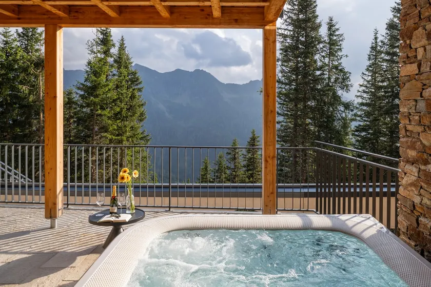 Luxury alpine chalet with hot tub - Image 1