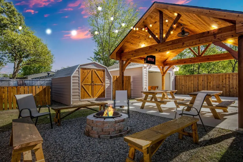 XL Home Sleeps 14,Dog Park,Pool Table,Fire Pit,FUN - Image 1