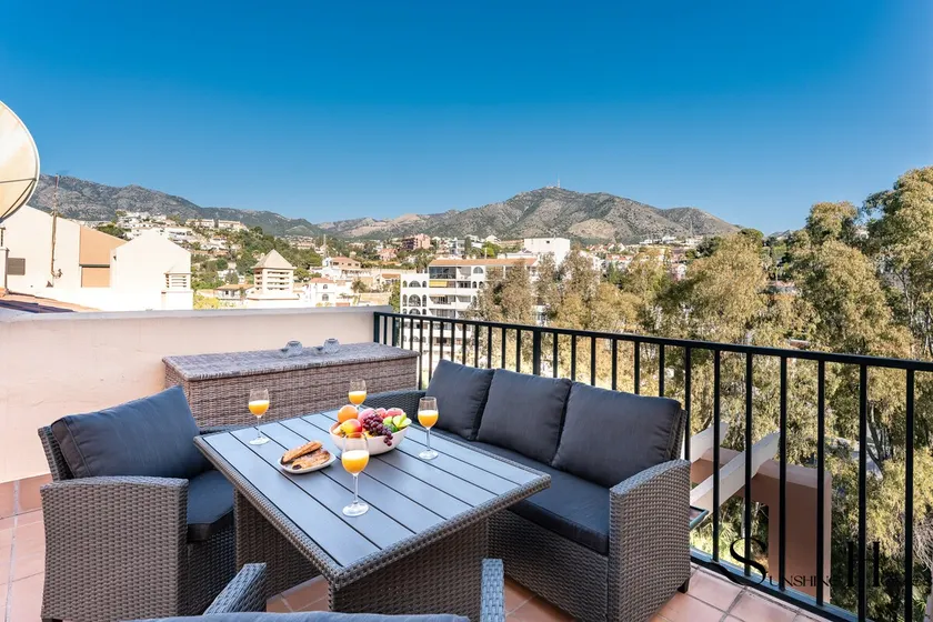 Mountain Views, Pool & Rooftop, Cozy 2BR for 6 - Image 1