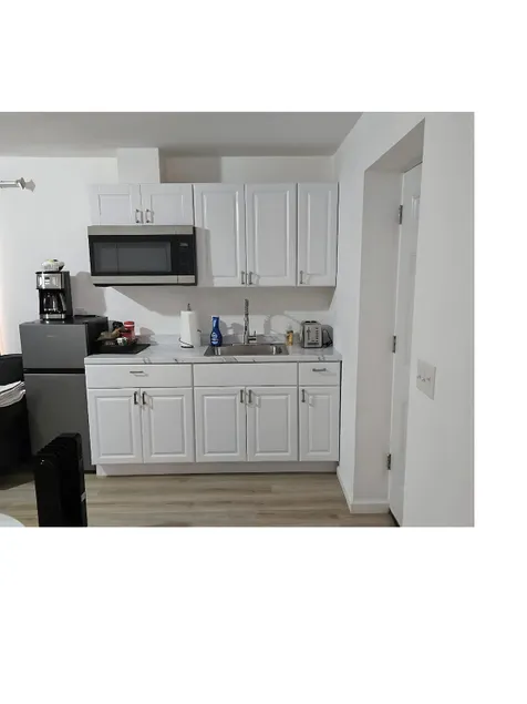 1 Bedroom Apt with WiFi, & Laundry in Plainfield - Image 1