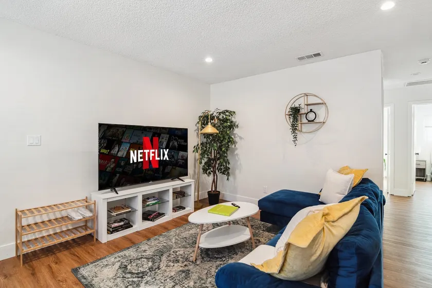 Stylish 2BR near LAX, Beach, Intuit, SoFi & SpaceX - Image 1