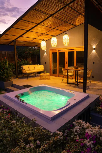Charming Cabin with Jacuzzi and Outdoor Shower - Image 1