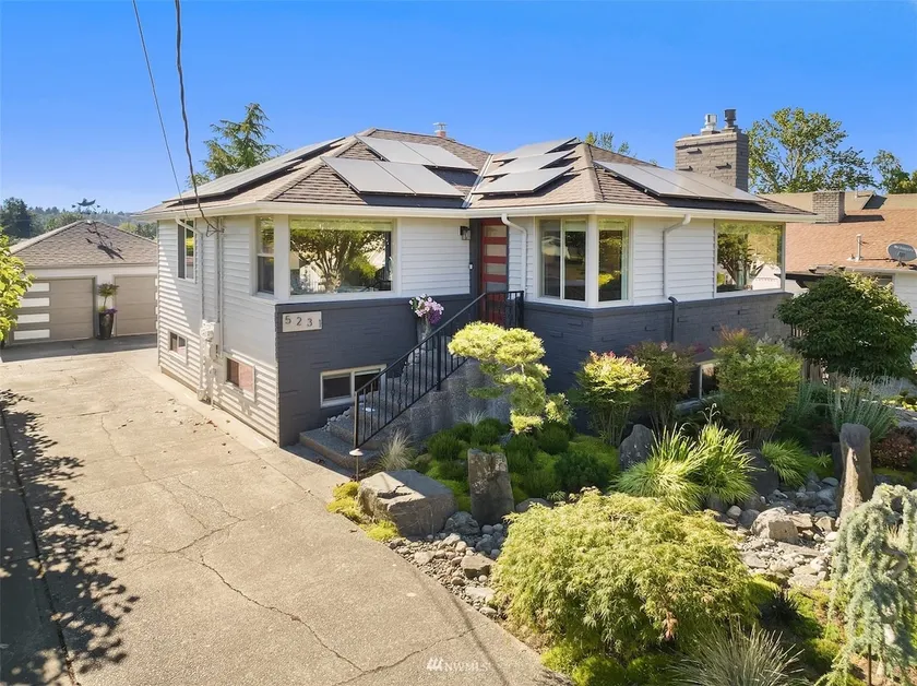 Elegant Home with Lovely Gardens in West Seattle - Image 1