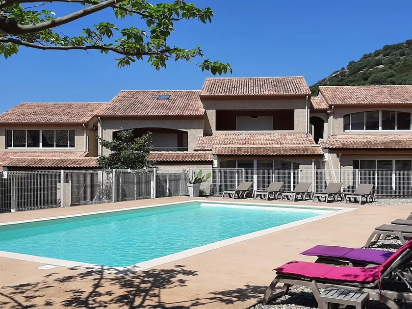 T3 Air-conditioned with pool near sea - Image 1