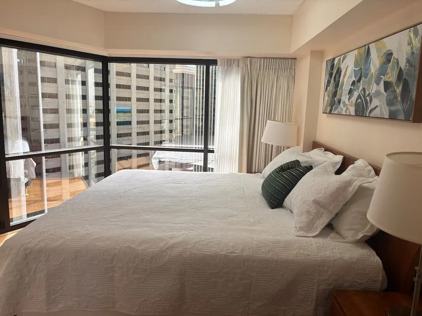 2BR+Den Ocean View Free Parking - Image 1