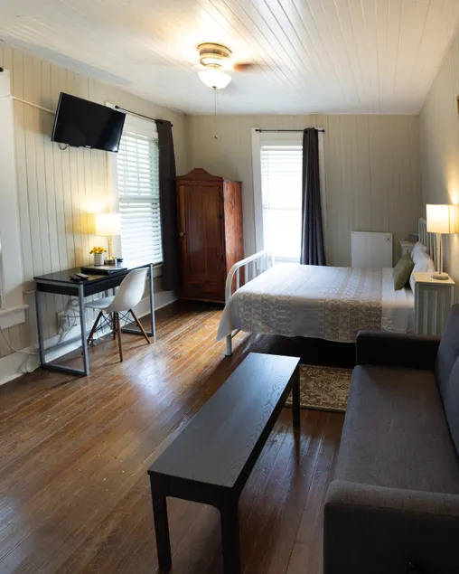 Pool Cottage in Historic Old Town Beaumont - Image 1