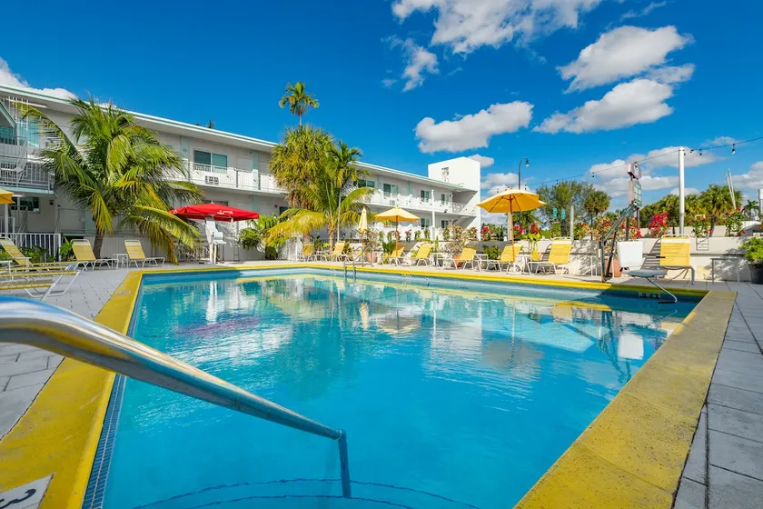 Iconic unit with a pool in central Miami - Image 1