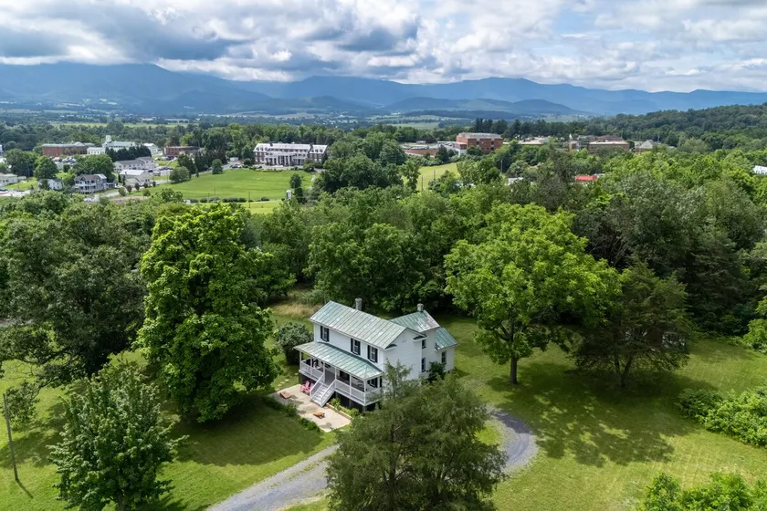 5 Acre Farmhouse in Luray | Close to Everything - Image 1