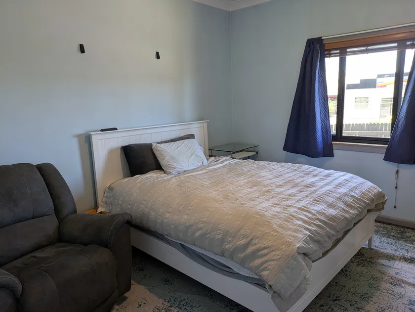 Cosy, Family-Friendly Home – 3 Bedrooms, 2 Baths - Image 1