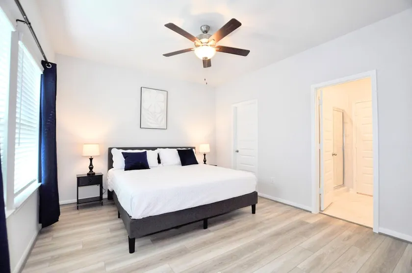 NEW Magnolia 5 Bed | 70 In TV | King Bed | Office - Image 1