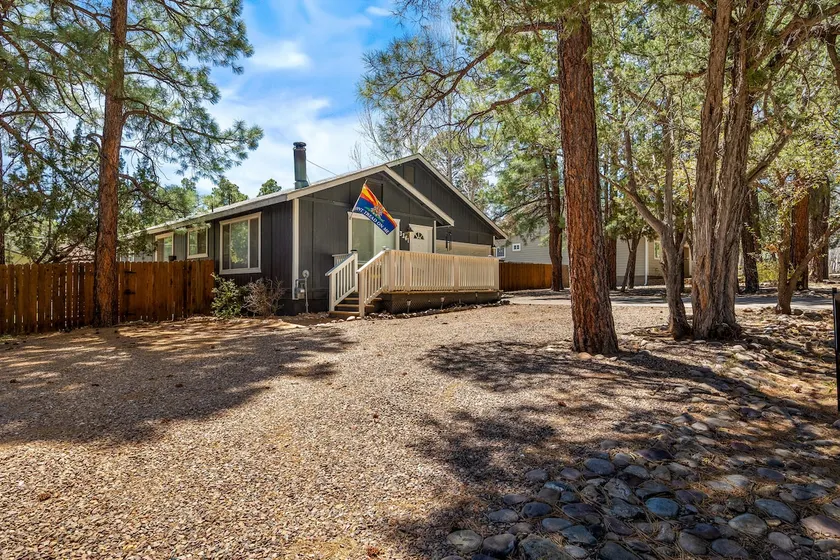 Dog Friendly Gated Cabin by Lake on Golf Course - Image 1