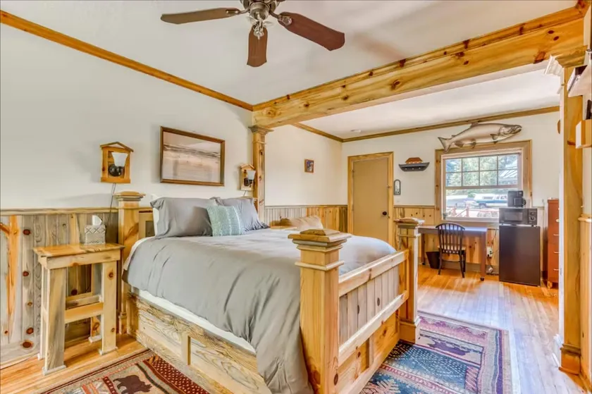 White Salmon Cabin Suite at The Logs Inn - Image 1