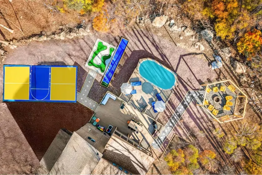 WOW Poconos Heated Pool, Pickleball, Bball, Hottub - Image 1