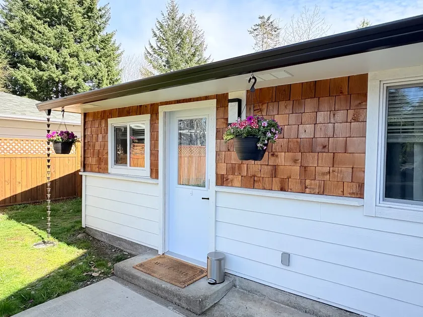 Cozy 1-Bedroom Suite Walk to Downtown Courtenay - Image 1