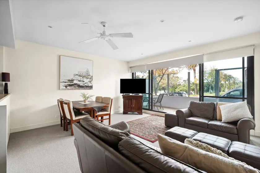 Central Geelong Waterfront Executive Stay - Image 1