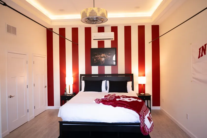 Hoosier Suite Modern Studio Downtown on the Square - Image 1