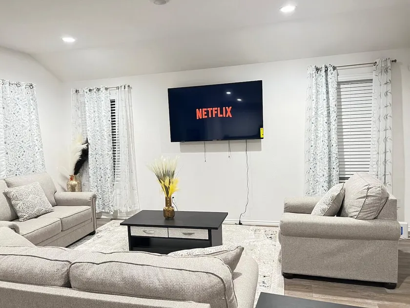 5BR Retreat | Private Yard | Near Shops - Image 1